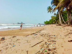 Im Rahmen der Freiwilligenarbeit säubern Volunteers einen Strand in Ghana
